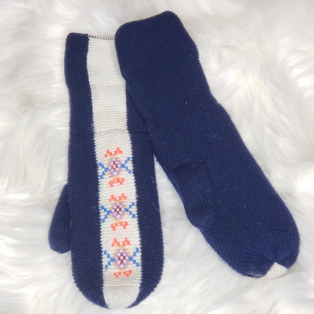 Vintage Nordic Patterned Knit Mittens - Picture 4 of 8